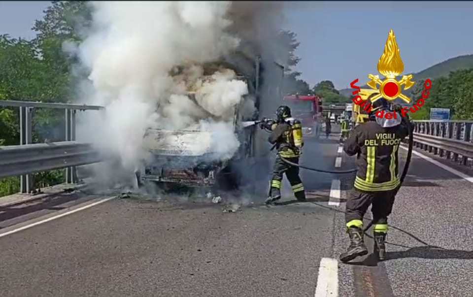 Mercogliano, furgone in fiamme: tempestivo intervento dei Vigili del Fuoco