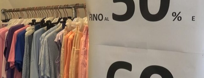 Benevento, al via i saldi estivi: timida affluenza ai negozi