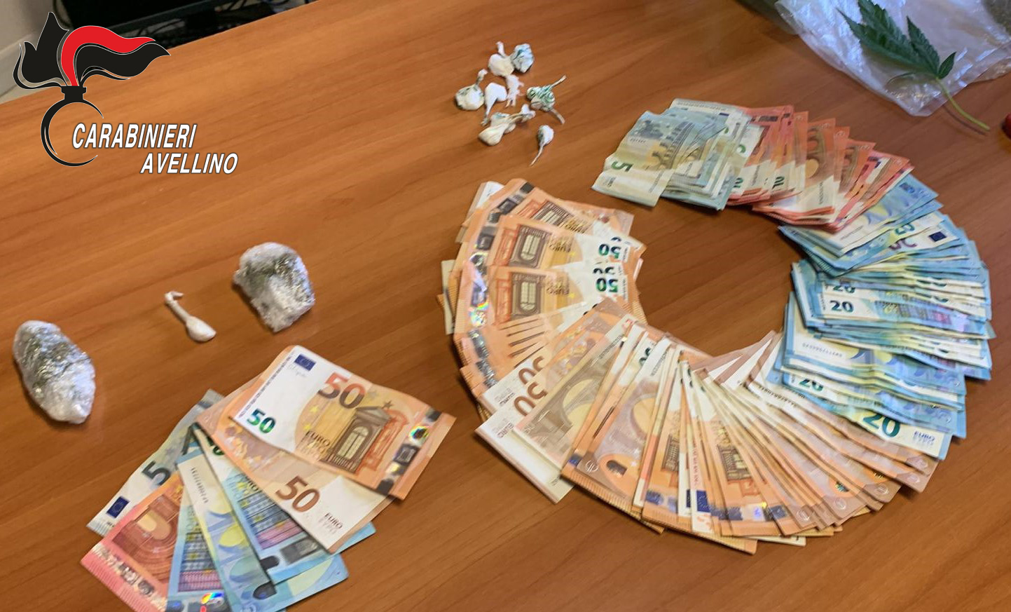 Spaccio e produzione di droga, 28enne di Ariano ai domiciliari: aveva una serra di marijuana in giardino
