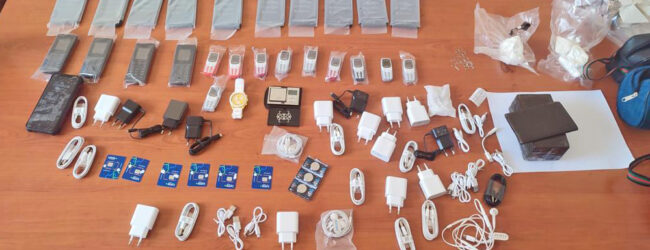 Droga e 24 cellulari sequestrati nel carcere di Ariano Irpino
