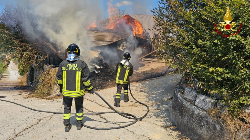 Ariano Irpino| In fiamme capannone agricolo, proprietario ustionato