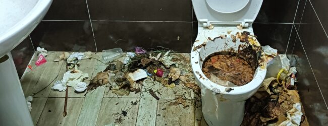 Cervinara, la denuncia: sdegno nei bagni pubblici della Villa comunale