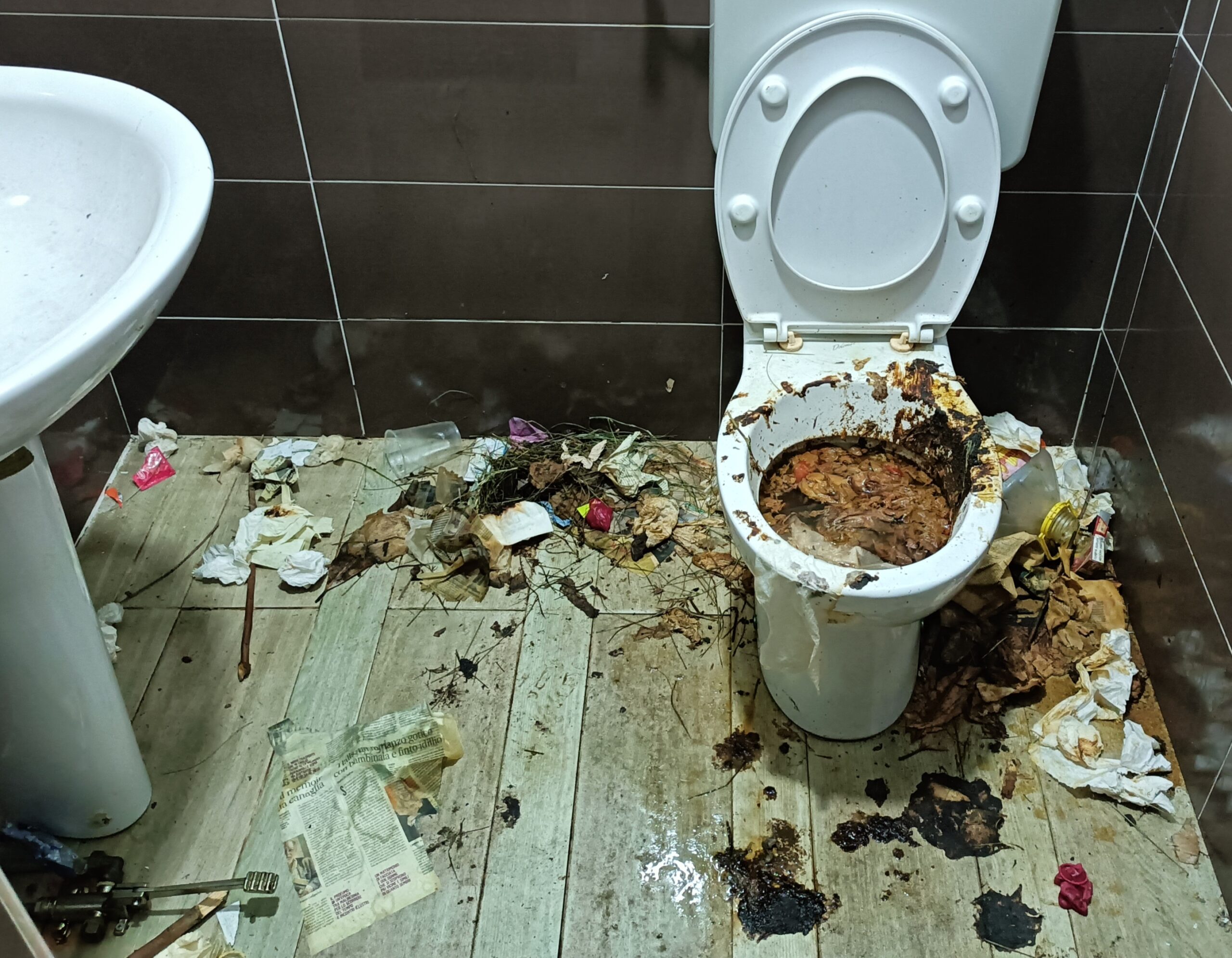 Cervinara, la denuncia: sdegno nei bagni pubblici della Villa comunale