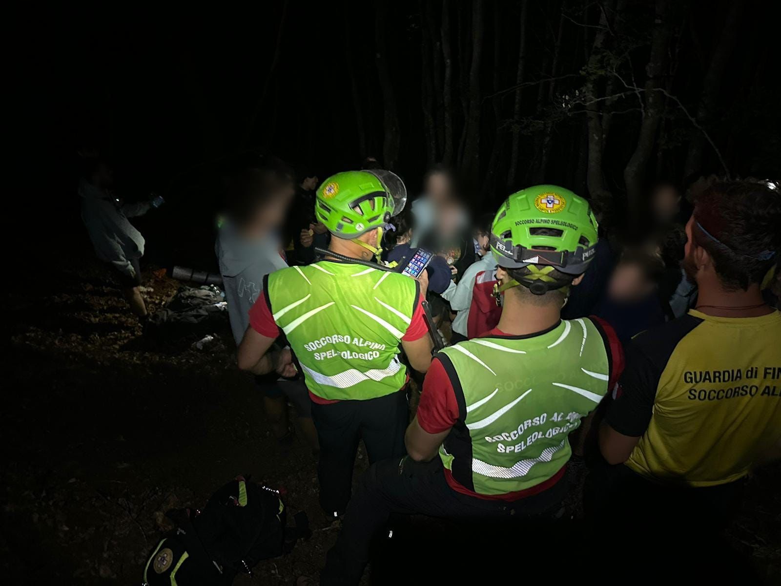 Notte da incubo per 26 giovani scout smarritisi sul Terminio, elicottero dei soccorsi da Pratica di Mare