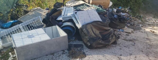 Montesarchio, aumentano i casi di sversamento illecito di rifiuti. Il sindaco Sandomenico: “Fenomeno del tutto inaccettabile”