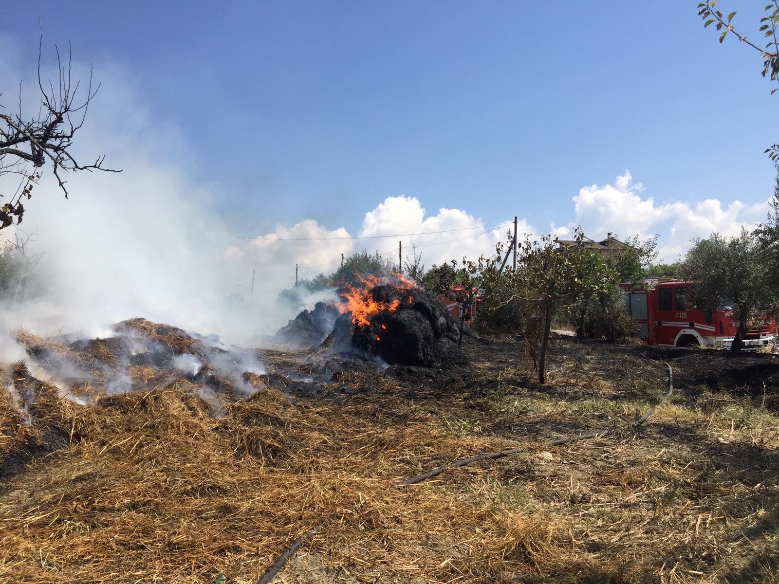 Reino, a fuoco rotoballe di fieno. Anziana trasportata in ospedale /VIDEO