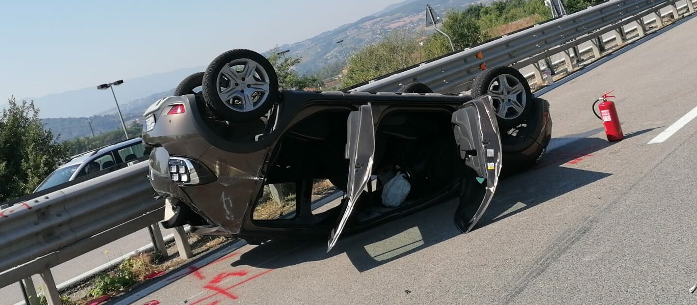 Incidente in tangenziale, 4 feriti tra cui 2 bambini