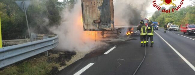 Conza della Campania| Tir in fiamme sull’Ofantina, intervengono i vigili del fuoco