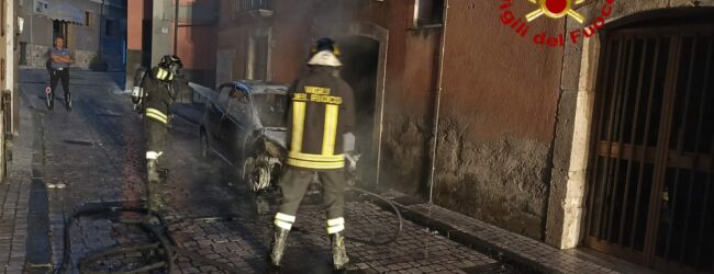 Avellino| Auto in fiamme all’alba nel rione Valle, paura tra i residenti e danni a un edificio