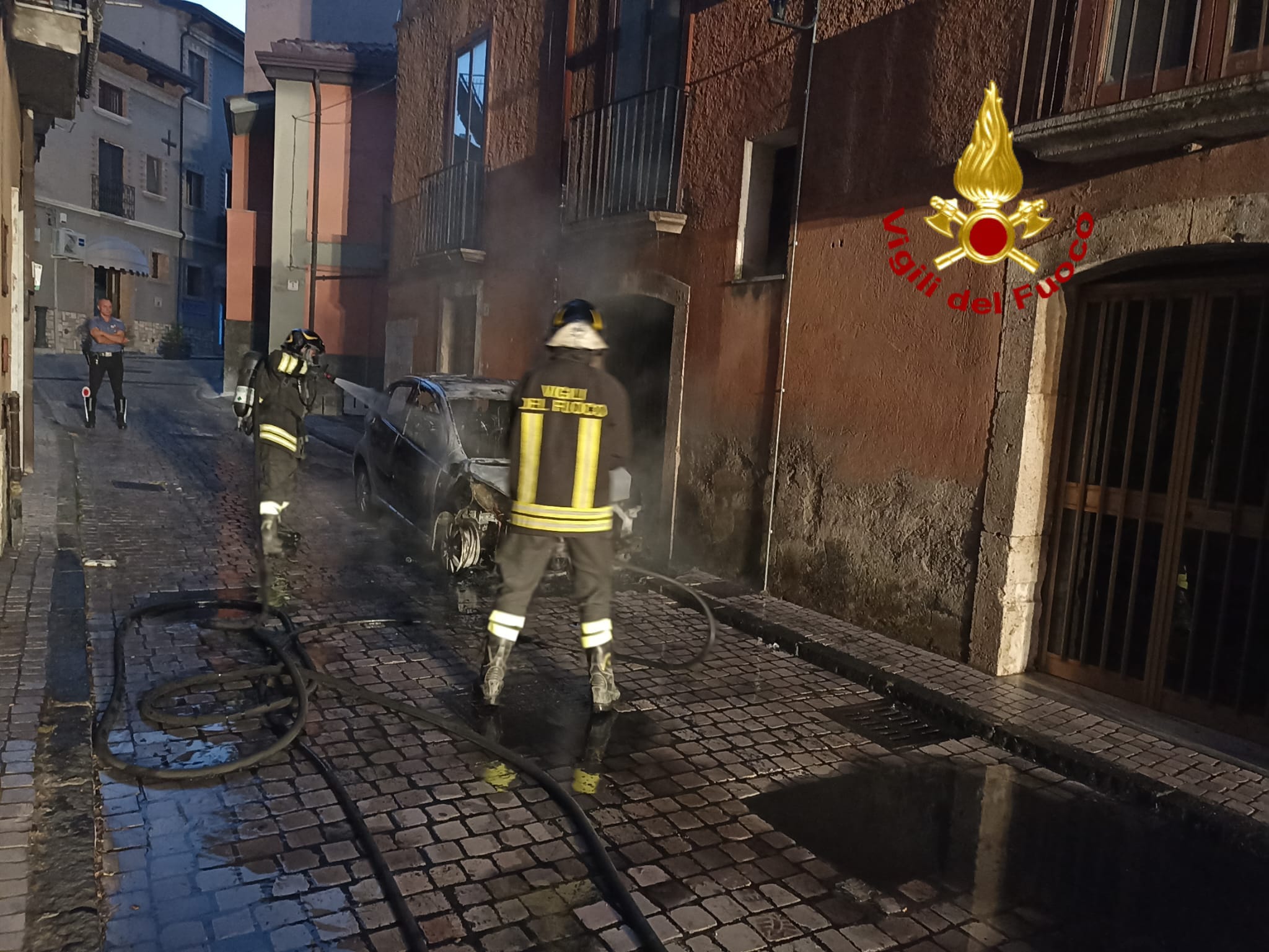 Avellino| Auto in fiamme all’alba nel rione Valle, paura tra i residenti e danni a un edificio