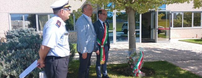 Un fascio di fiori in memoria di Pellegrino Ciotta