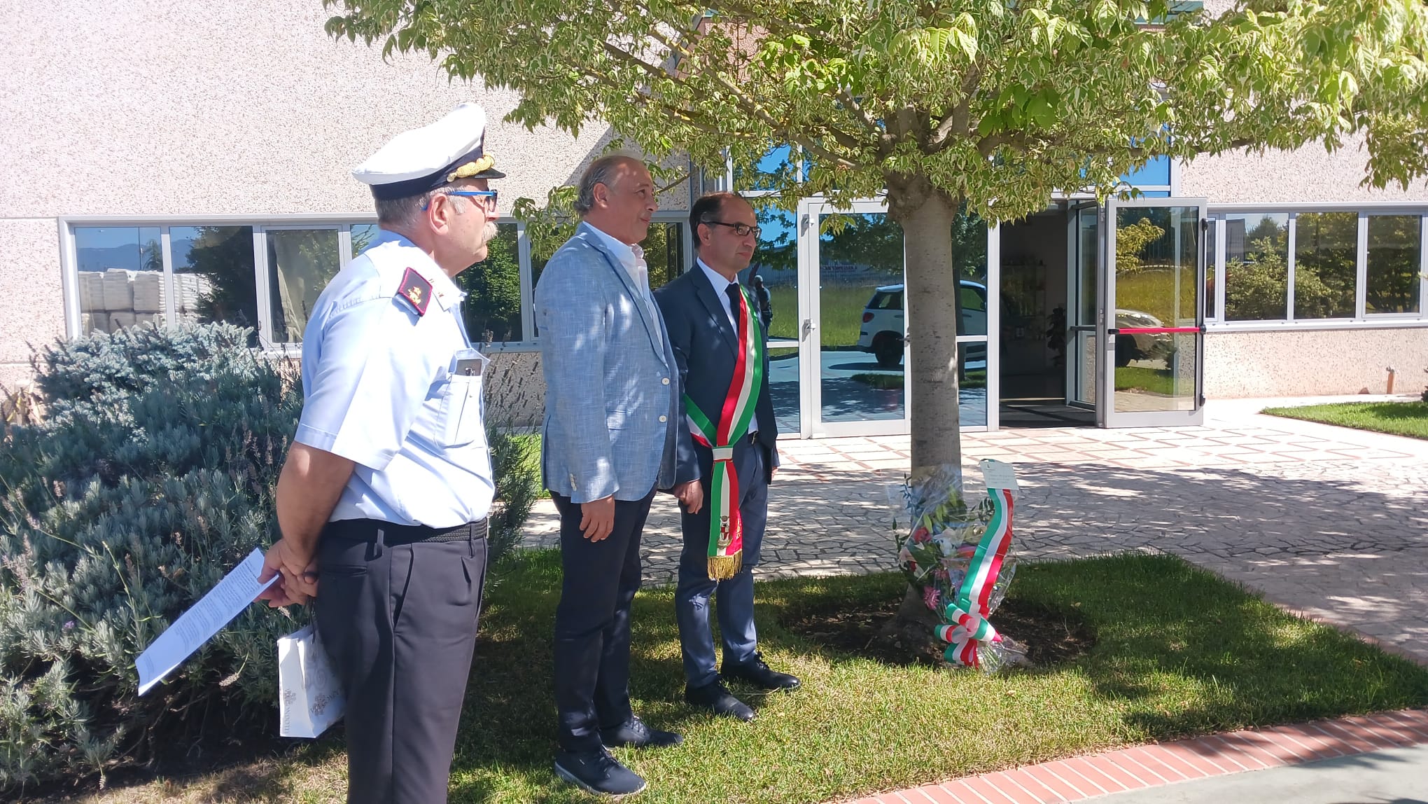 Un fascio di fiori in memoria di Pellegrino Ciotta