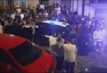 Avellino| Movida violenta al centro storico, residente in auto forza la folla di giovani e viene picchiato