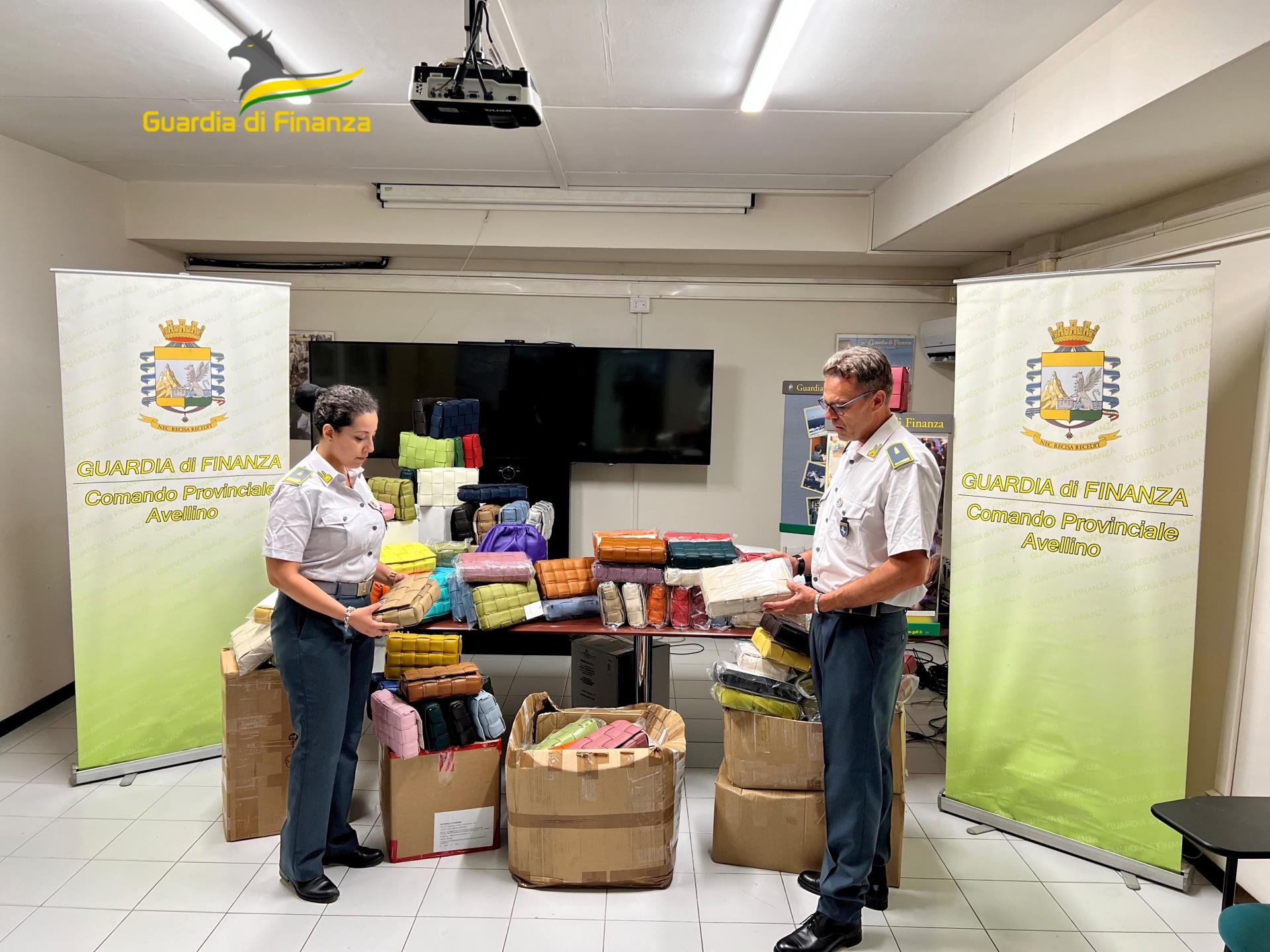 Avellino| La Finanza sequestra numerose borse in pelle contraffatte riproducenti un noto brand