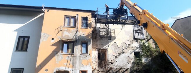 Avellino| Iniziata la demolizione, in città si elimina il primo “buco nero”