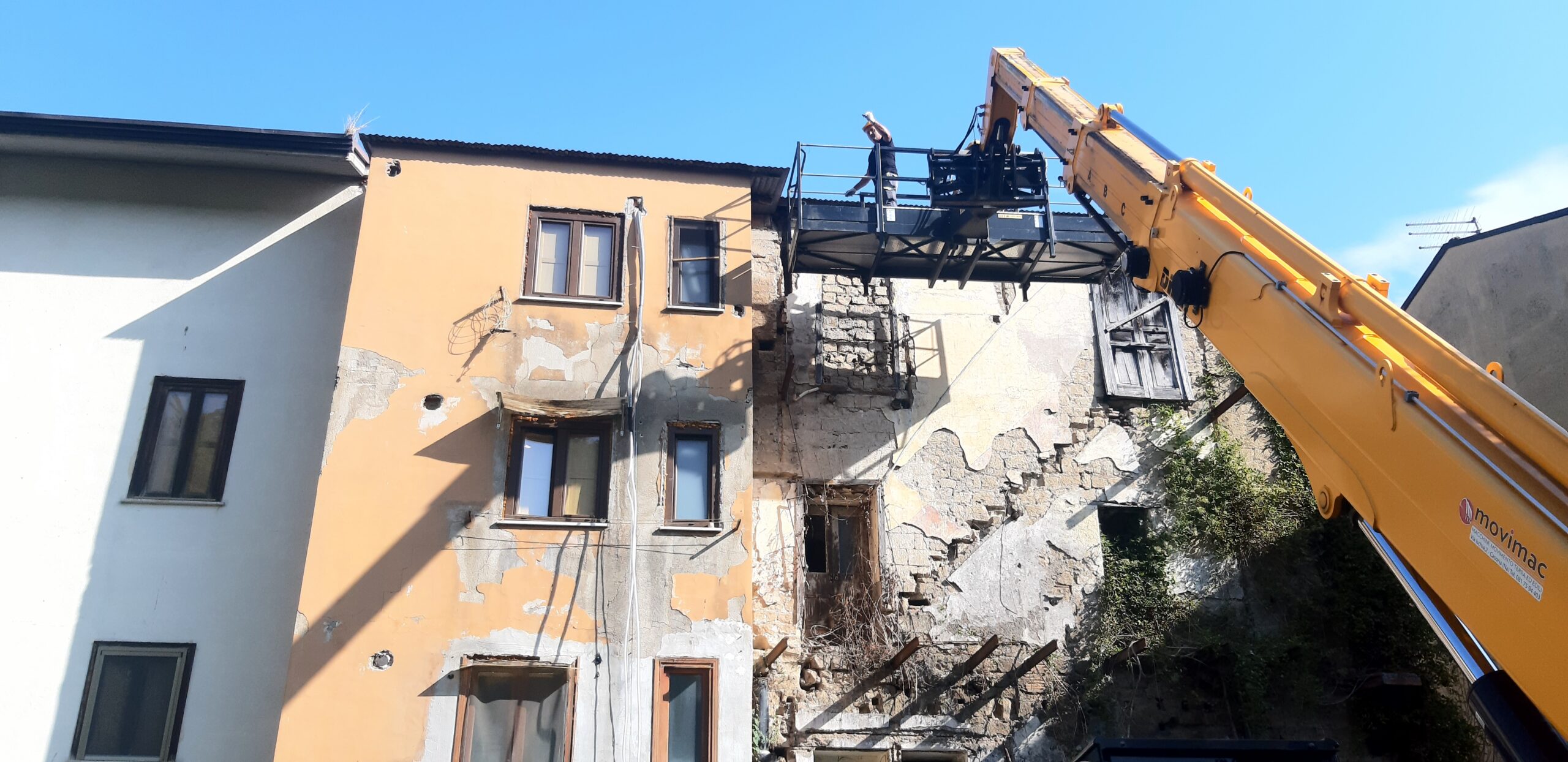 Avellino| Iniziata la demolizione, in città si elimina il primo “buco nero”