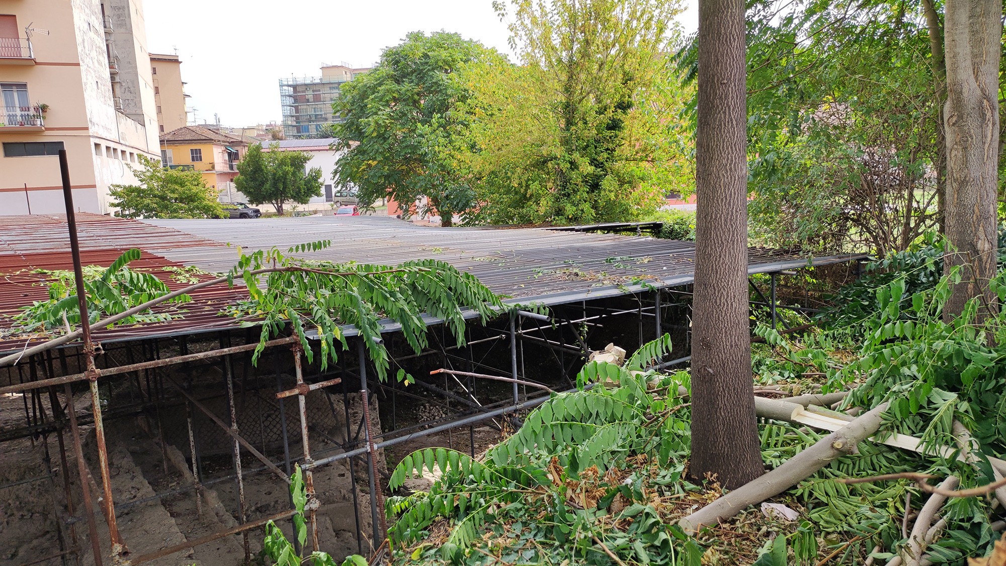 Corona: “Dopo la visita degli ispettori UNESCO ritrovati scheletri vicino l’Arco di Traiano e il Comune ripulisce l’area dell’Anfiteatro Romano”