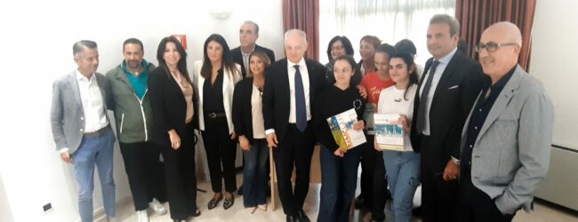 Avellino| L’Ance consegna i libri di testo agli studenti del Geometra, il provveditore Pagliuca: modello da imitare