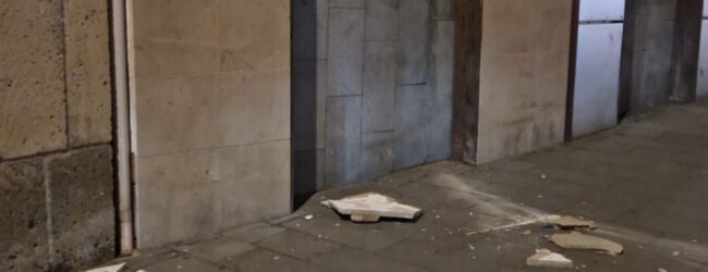 Benevento, cade un pezzo di marmo dal “mamozio”. Ferito al piede 30enne