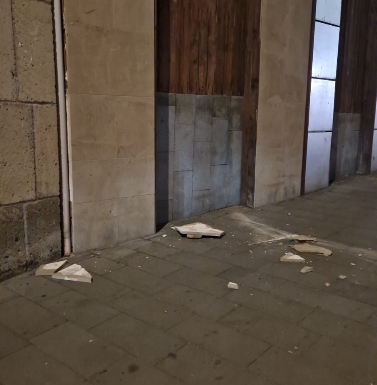 Benevento, cade un pezzo di marmo dal “mamozio”. Ferito al piede 30enne