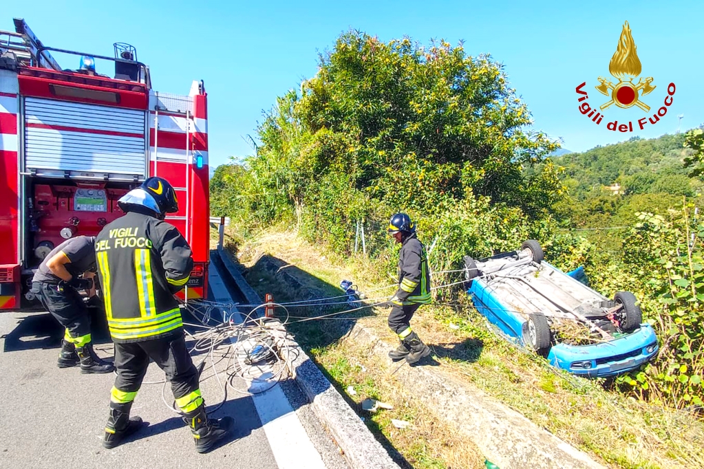 Montoro| Incidente sul raccordo Av-Sa, auto in bilico sulla scarpata: 35enne trasportata al Moscati