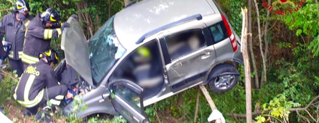 Chiusano San Domenico| Sbanda con l’auto e finisce in una scarpata, 27 ferita trasportata al Moscati