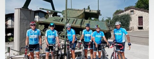 Da Pratola Serra ad Arpaise, sui sentieri del Sannio, un gruppo di ciclisti onorano il Monumento dei Caduti del piccolo comune Sannita