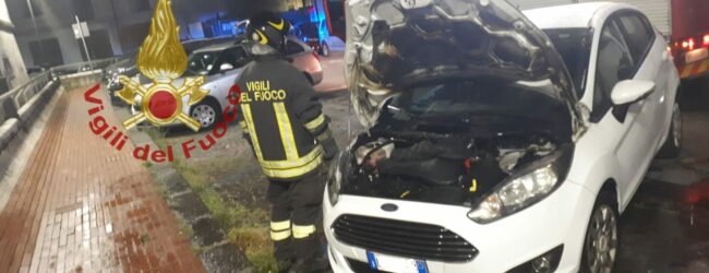 Tre auto in fiamme nella notte tra Avellino e Volturara, intervento dei vigili del fuoco
