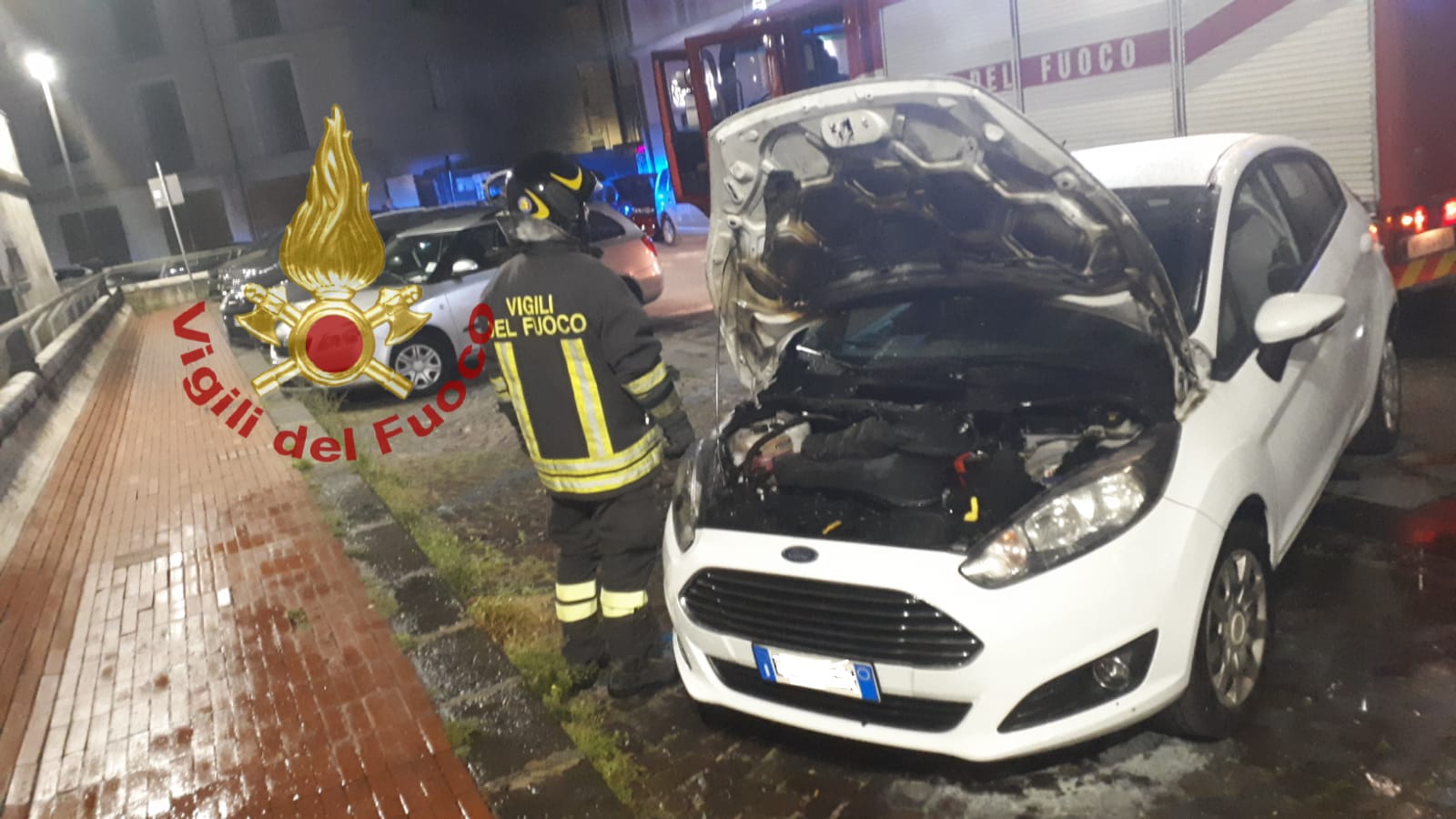 Tre auto in fiamme nella notte tra Avellino e Volturara, intervento dei vigili del fuoco