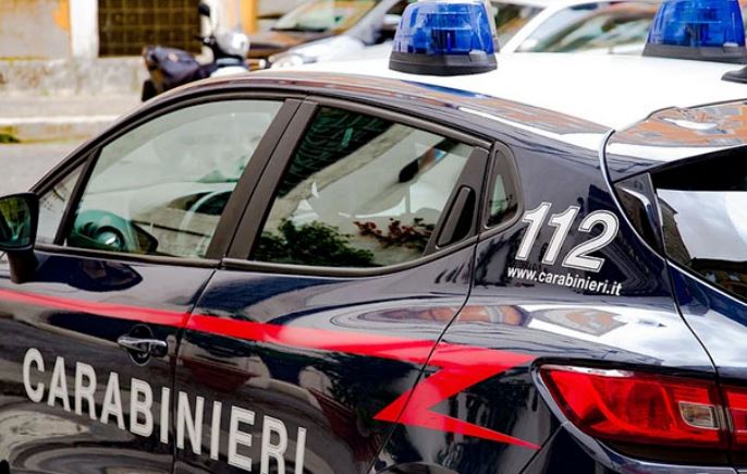 Benevento, getta droga dal finestra: ai domiciliari un 32enne