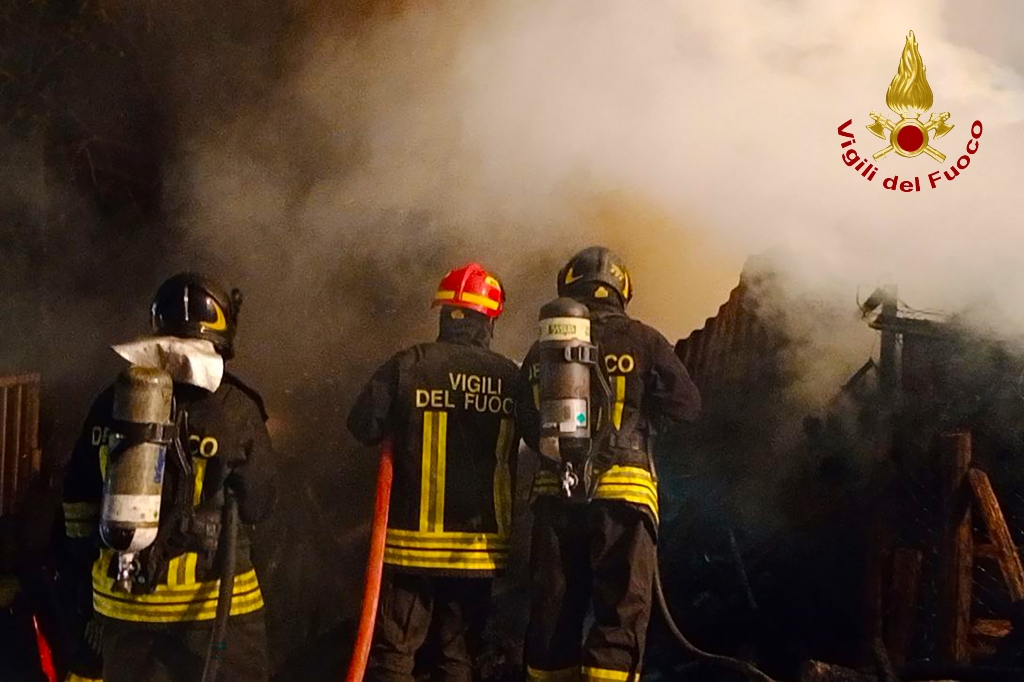 In fiamme due baracche a Summonte e Montoro, intervengono i vigili del fuoco