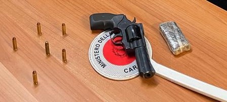 Montesarchio, in centro con droga e una pistola: arresti due uomini
