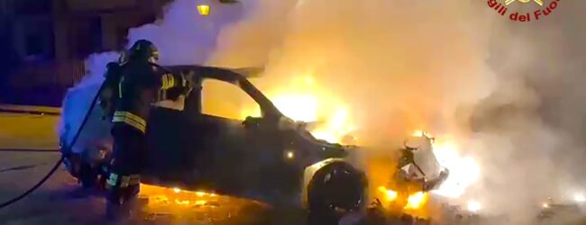 Atripalda| Paura nella notte per un’auto in fiamme in via Caduti delle Forze dell’Ordine