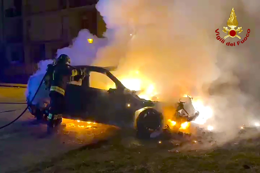 Atripalda| Paura nella notte per un’auto in fiamme in via Caduti delle Forze dell’Ordine
