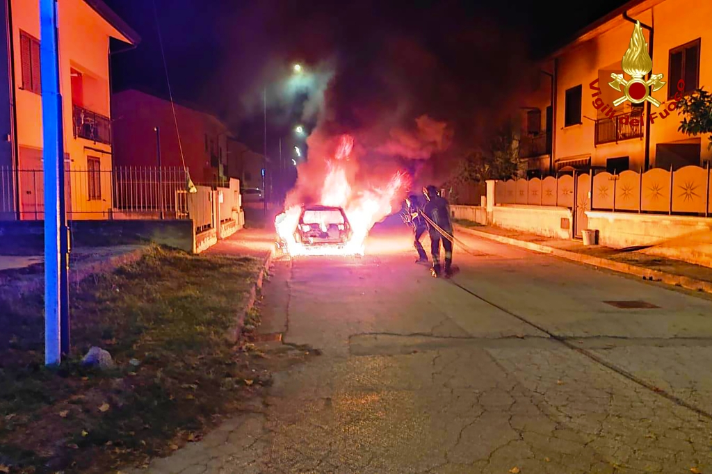 Serino| Auto in fiamme nella notte, intervengono i vigili del fuoco