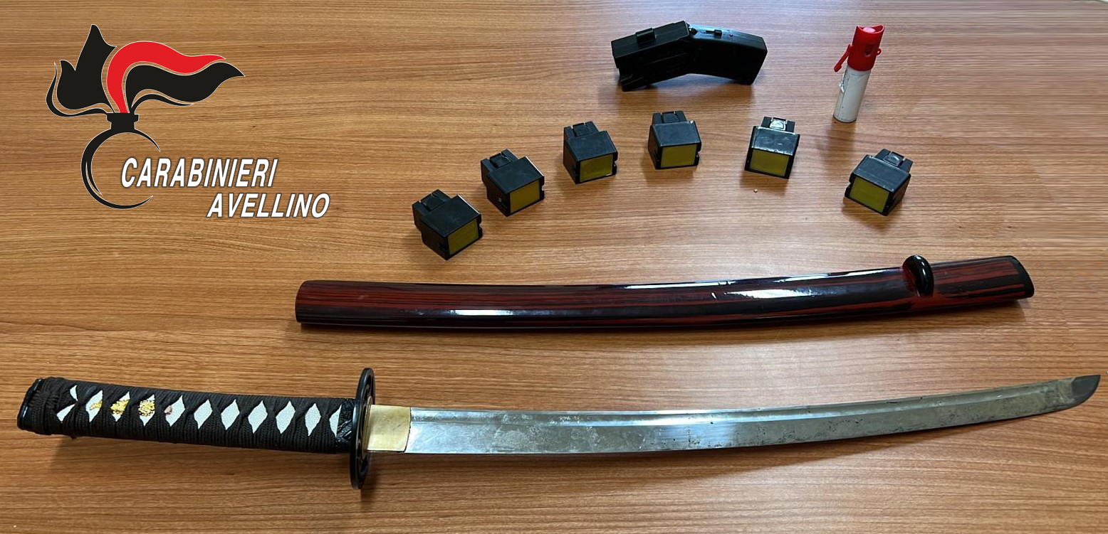 Monteforte Irpino| In giro con katana, taser e spray urticante: 33enne bloccato dai carabinieri e denunciato