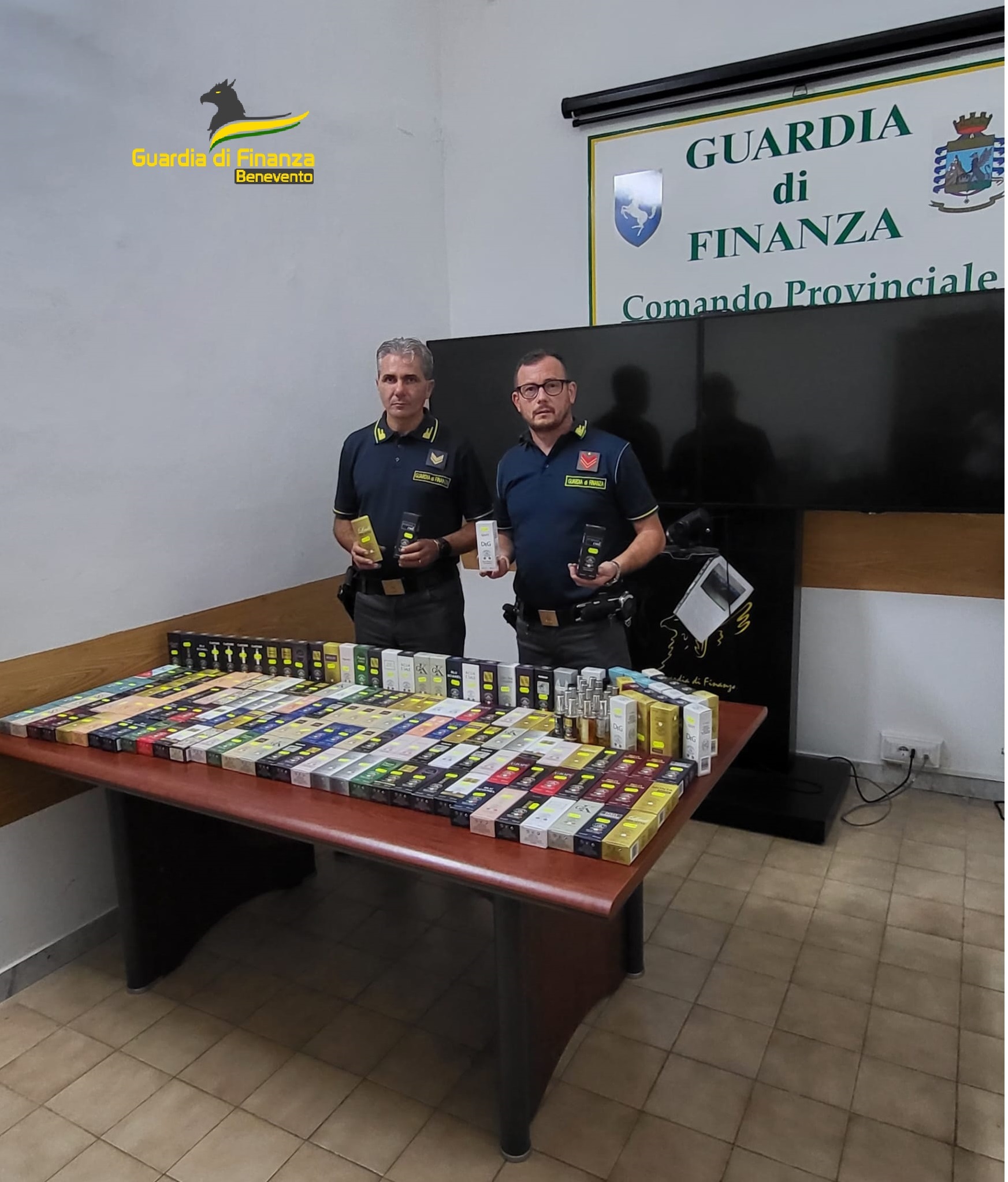 Benevento, sequestrate 200 confezioni di profumi contraffatti. Prodotti illegali anche in un esercizio commerciale di Paduli
