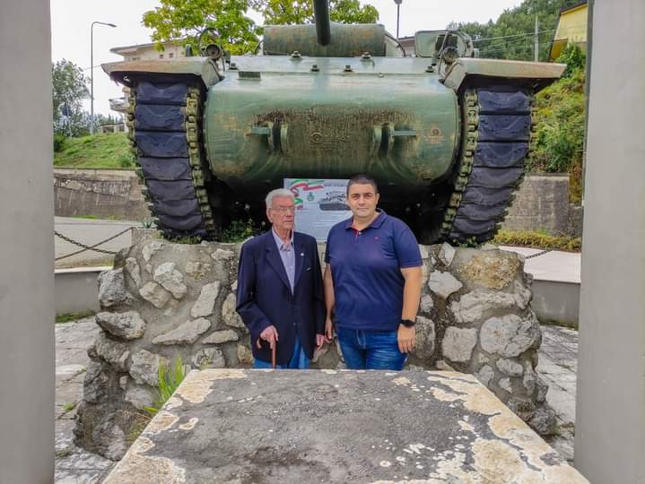 Emozionante visita del Generale Generoso Papa al Monumento ai Caduti di Arpaise, l’incontro con l’Assessore Amato Iuliano