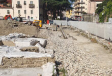 Altrabenevento: “In Piazza Cardinal Pacca i reperti archeologici utilizzati per contenere le pietre della massicciata”