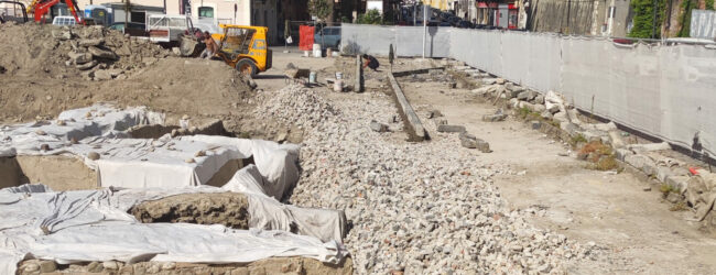 Altrabenevento: “In Piazza Cardinal Pacca i reperti archeologici utilizzati per contenere le pietre della massicciata”
