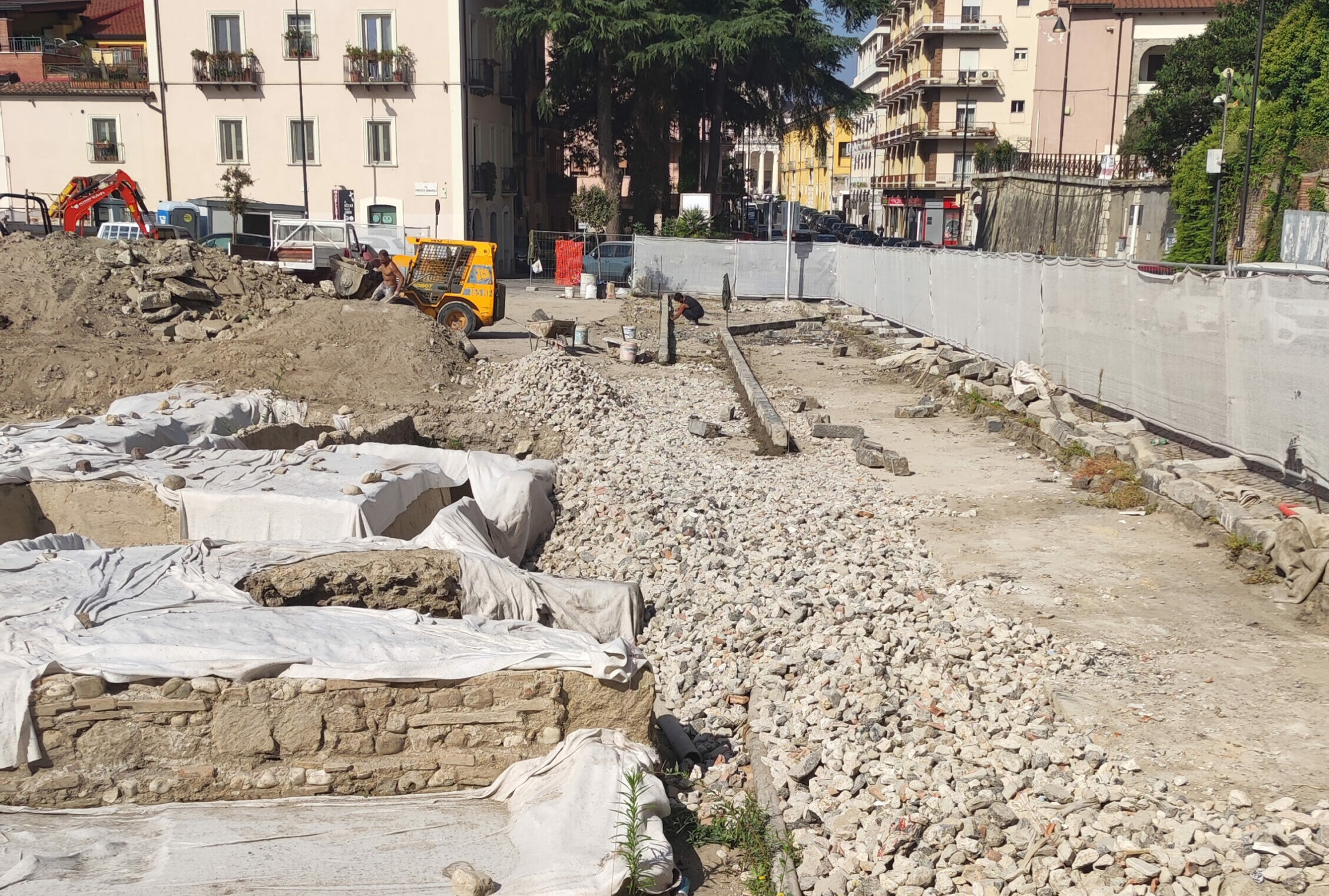 Altrabenevento: “In Piazza Cardinal Pacca i reperti archeologici utilizzati per contenere le pietre della massicciata”