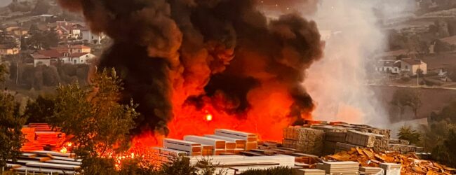 Torre Le Nocelle, in fiamme deposito di materiale in legno. Vigili del fuoco a lavoro