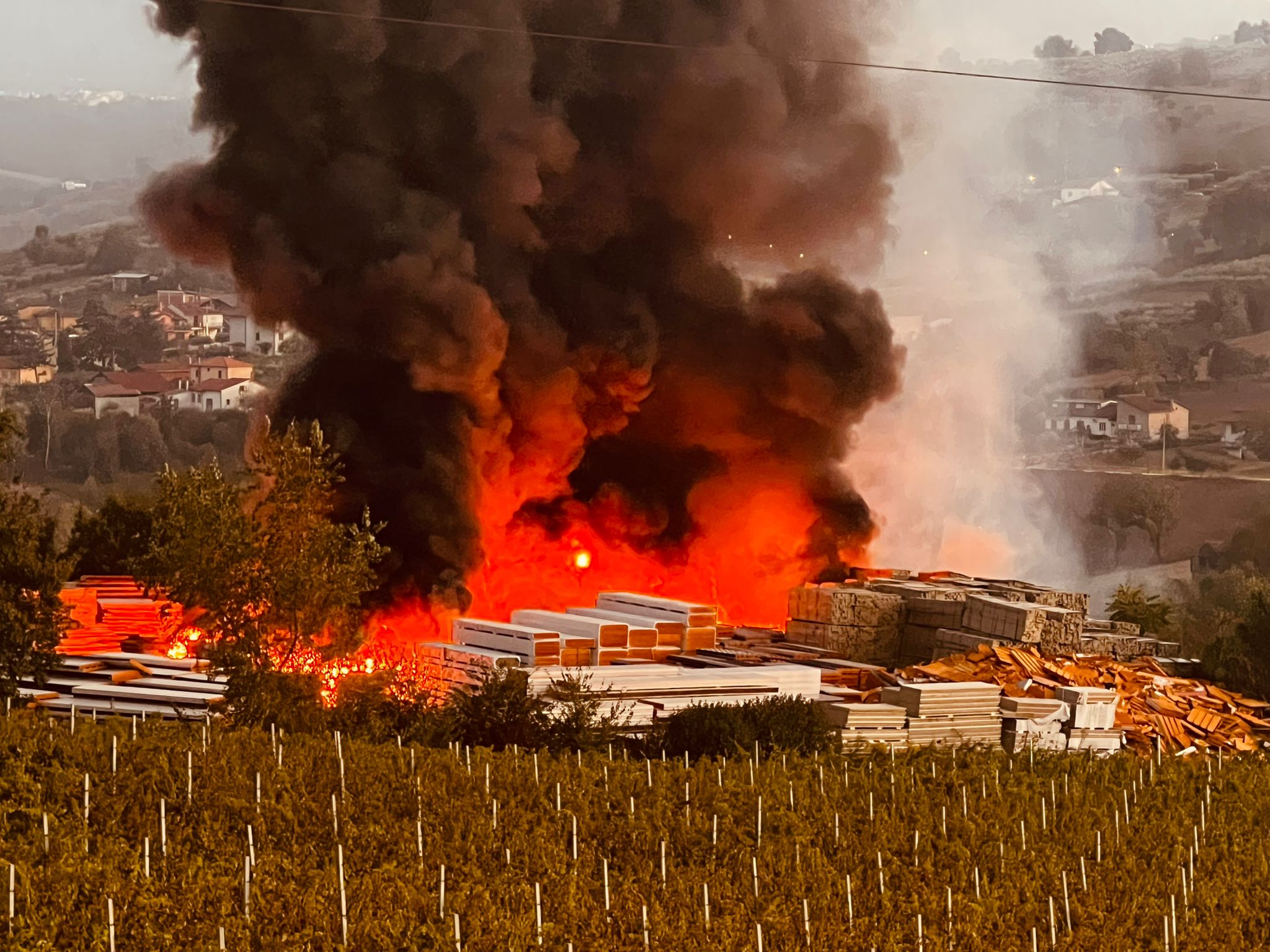 Torre Le Nocelle, in fiamme deposito di materiale in legno. Vigili del fuoco a lavoro