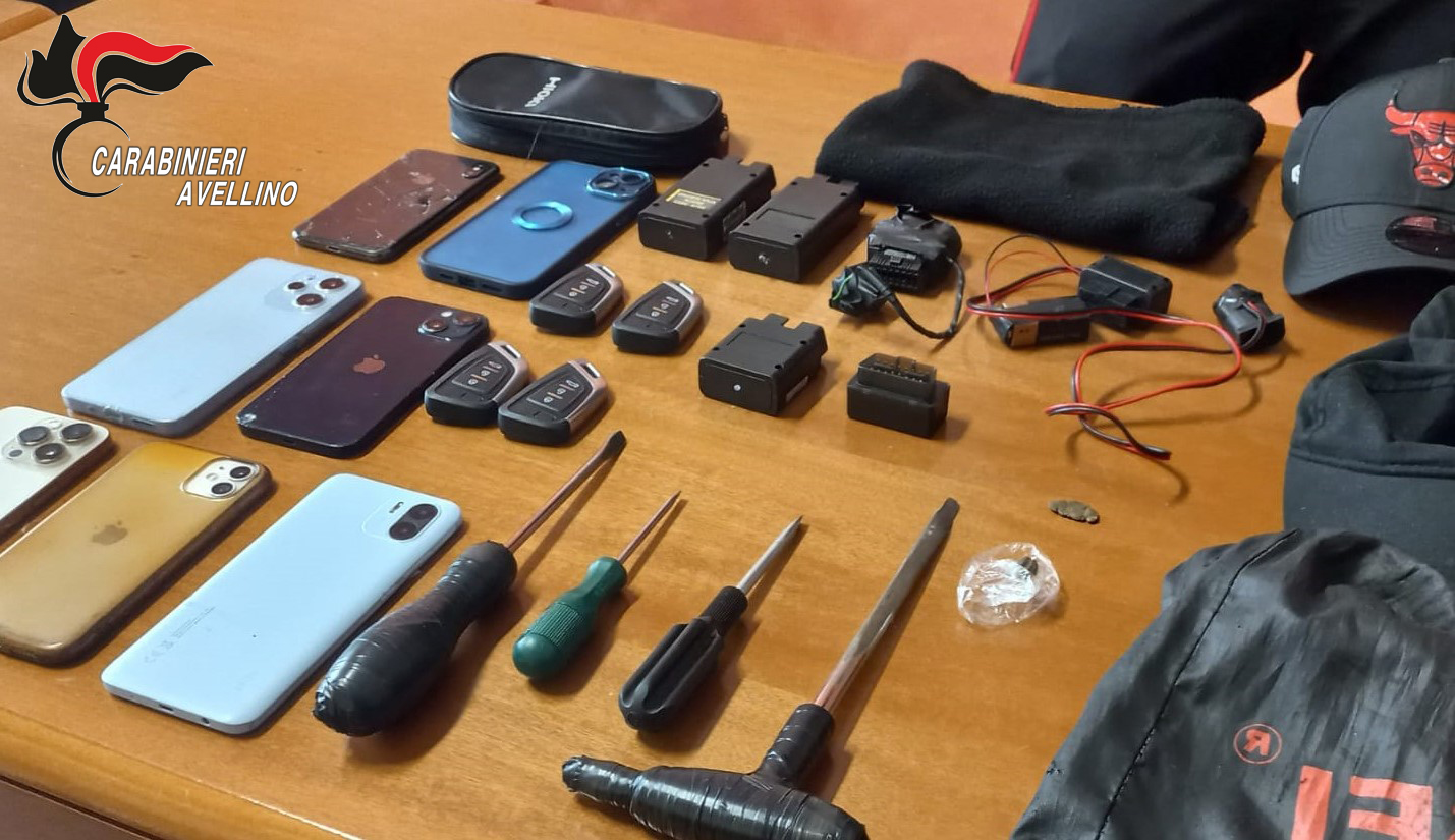 Atripalda| Sorpresi con arnesi da scasso e chiavi alterate, denuncia e Foglio di Via per 5 giovani