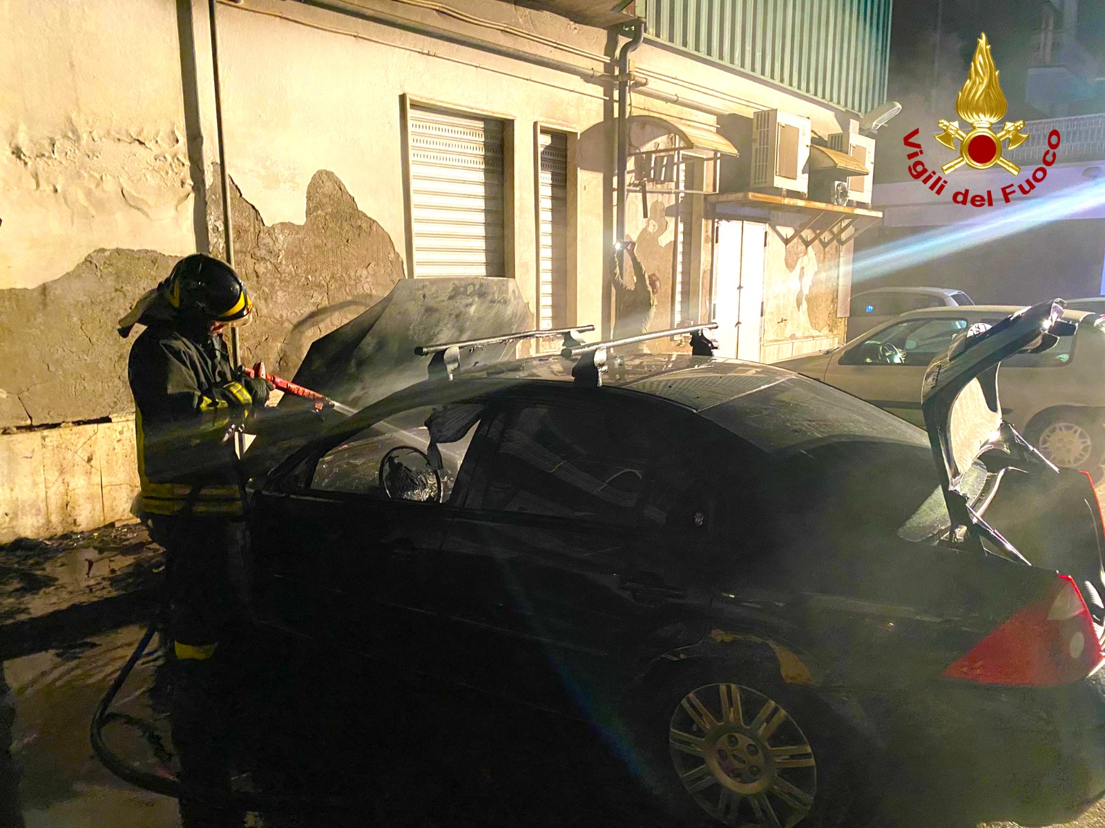 Contrada| Auto in fiamme nella notte, paura in via Nazionale