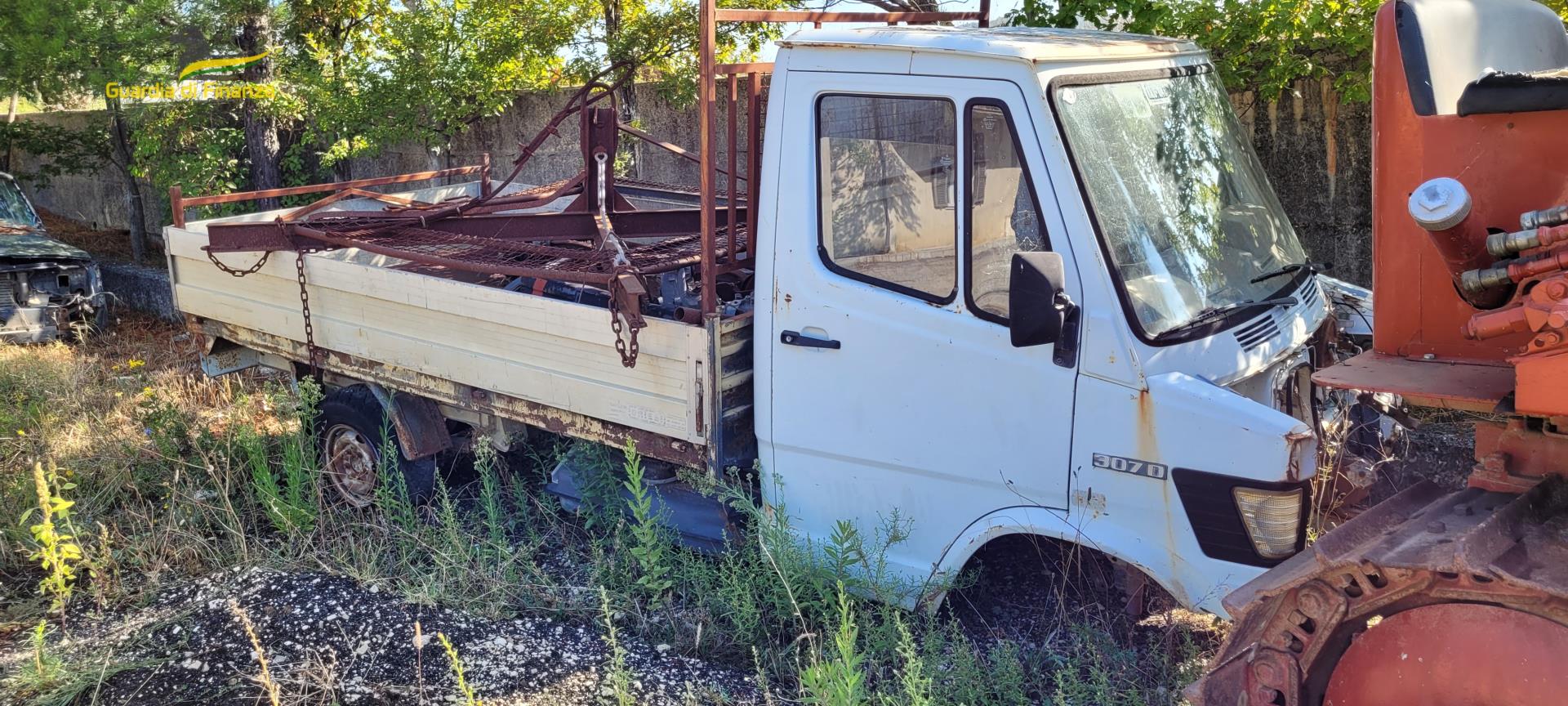 S.Angelo dei Lombardi| Carcasse di automezzi e attrezzature per l’edilizia, sequestrata discarica abusiva