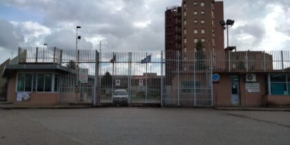 Benevento, detenuto straniero provoca caos in carcere: aggredisce agenti e appicca incendio