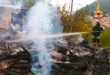 Prefabbricato e auto in fiamme, vigili del fuoco impegnati a Caposele e Salza Irpina