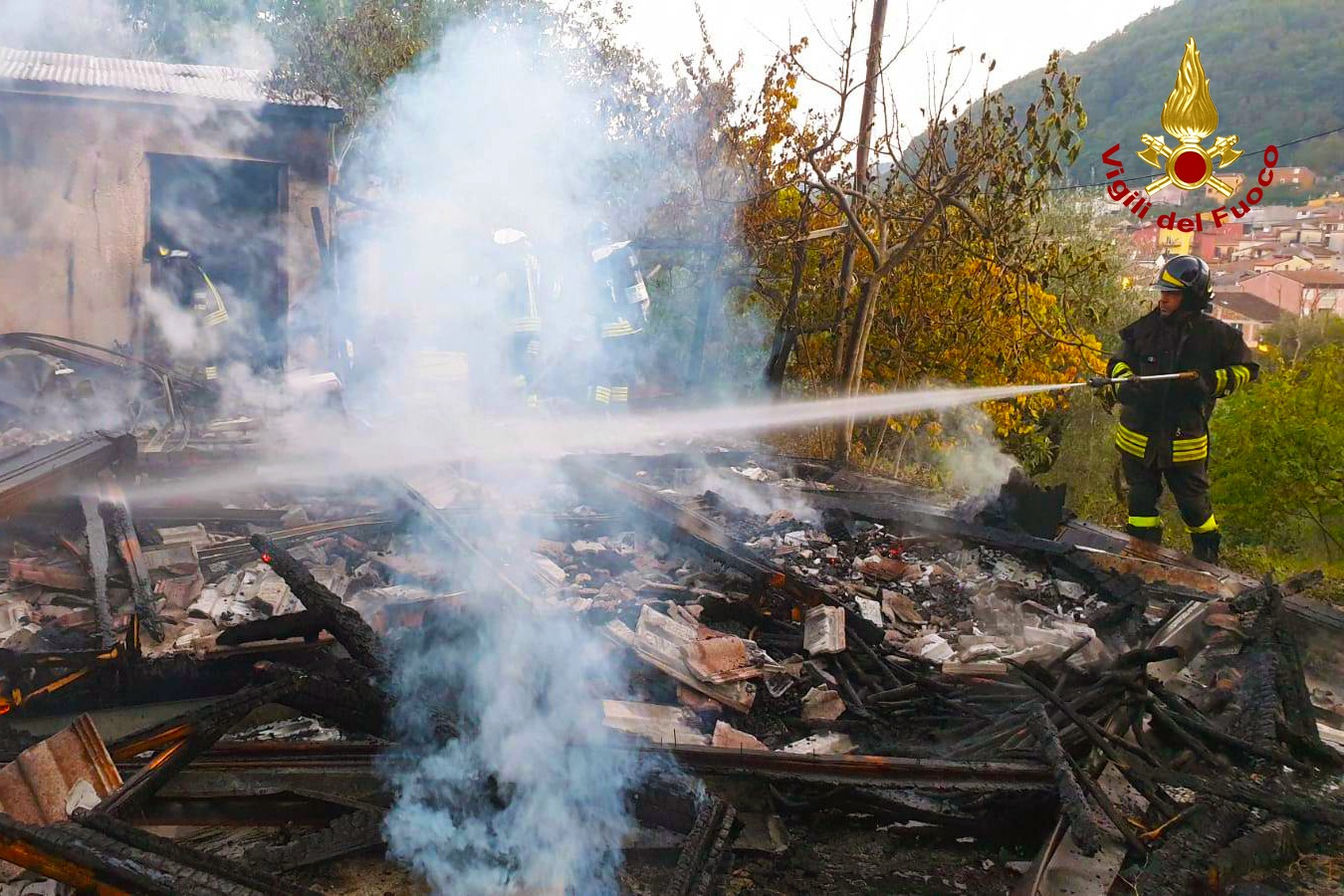 Prefabbricato e auto in fiamme, vigili del fuoco impegnati a Caposele e Salza Irpina