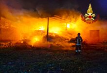 Bisaccia| Un mietitrebbia e 300 rotoballe di paglia in fiamme, vigili del fuoco al lavoro da ieri sera